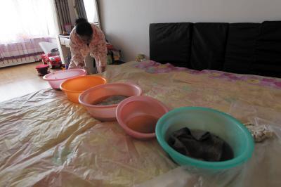 灌云楼上漏水，住户失联，小区没物管，业主维权难！律师来支招……